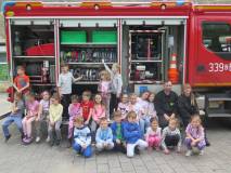 Strażacy z OSP Osieki z dziećmi.
