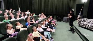 Anna Sztumer podczas czytania dzieciom.