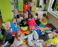 Marzena Zmorzyńska podczas czytania.