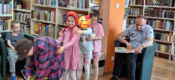 Piotr Saporowski czytający książkę.