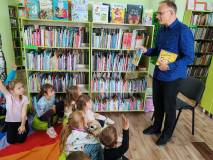 Pan Piotr rozmawia z przedszkolakami