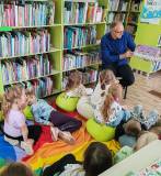 Pan Piotr czyta dzieciom „Kicię Kocię”