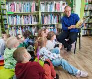 Pan Piotr czyta dzieciom „Wypożyczalnię skrzydeł”