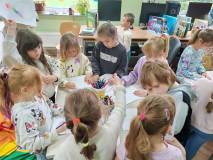 Dzieci zajęte kolorowanką