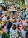 Pani Ania czyta dzieciom książkę „Tomek i przyjaciele”