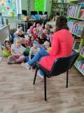 Pani Marzena rozmawia z przedszkolakami