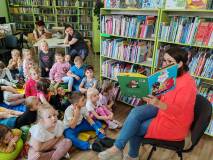 Pani Marzena czyta dzieciom książkę „Edzio i tajemnica zupy”