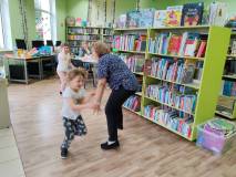 Pani Ania z dziewczynkami bawiącymi się w „gąski, gąski do domu” (Gierki-bajerki)