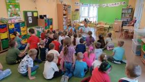 Zaciekawione dzieci oglądają książkę