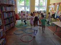 Dzieci podczas zabawy ruchowej