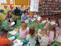 Bibliotekarka rozmawia z dziećmi o pszczołach