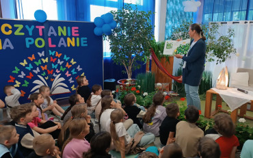 Wspólne czytanie książki podczas akcji Czytanie na polanie