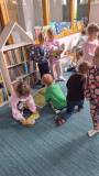 Dzieci oglądają książki w bibliotece