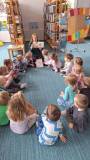 Bibliotekarka czyta opowiadanie dzeciom