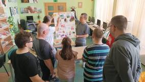 Uczestnicy z wykonanym plakatem