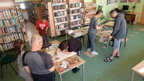 Uczestnicy przeglądają czasopisma