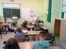 Czytanie książki o bezpieczeństwie podczas wakacji