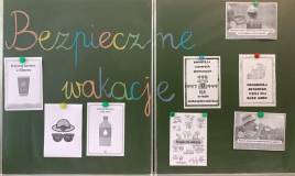 Tablica z napisem bezpieczne wakacje i informacjami o bezpieczeństwie