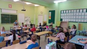 Wspólne czytanie książki Bezpieczni nad wodą