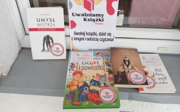 Na parapecie przed biblioteką są przygotowane książki z akcji bookcrossingowej, które...