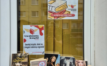 Na zdjęciu plakat reklamujący Ogólnopolskie Święto Wolnych Książek i książki...