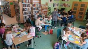 Dzieci robią żaglówki pod nadzorem nauczyciela