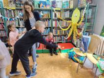 Przedszkolaki wykonują zadania.