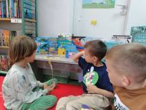 Przedszkolaki wykonują zadania.