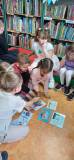Dzieci w bibliotece.