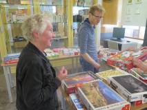 Uczestnicy wymiany puzzli.