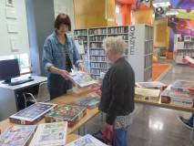 Uczestnicy wymiany puzzli.