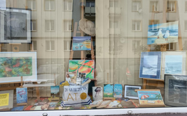 Obrazy i książki w witrynie biblioteki
