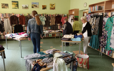 Uczestnicy wybierają ubrania