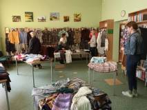 Wspólne rozmowy podczas wybierania ubrań