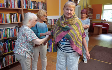 Pani z Grupy Robótkowo prezentuje wykonany na drutach sweter