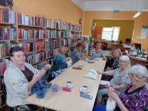 Panie z grupy Robótkowo pracują nad swoimi projektami, przy kawie i rozmowach