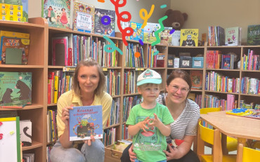 Zdjęcie czytelnika z bibliotekarką
