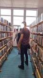 Panowie zwiedzają bibliotekę