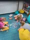 Dzieci układają puzzle