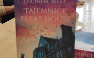 Książka która była omawiana podczas spotkania- Tajemnice Flat Hause- Lucinda Riley