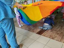 Dziecko chowa się pod chustą animacyjną