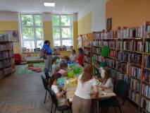 Dzieci pracują w grupach nad swoja mapą