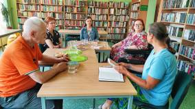 Uczestnicy spotkania rozmawiają o książkach z dzieciństwa