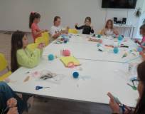 Warsztatach włóczkowe i tworzenia witraży.