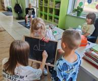 Dzieci rysują na tablicy kształt bez odrywania ręki
