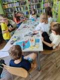Uczestnicy rysują i wycinają elementy do zabawy „śmieszne twarze”