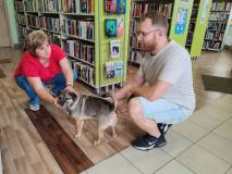 Precel zwiedza bibliotekę