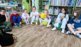 Grupa podczas „cukierkowej” zabawy