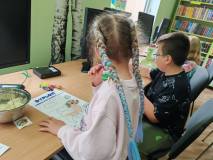 Dzieci kolorują dyplomy po spotkaniu z Preclem