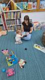 Mama z dzieckiem podczas spotkania w filii nr 12